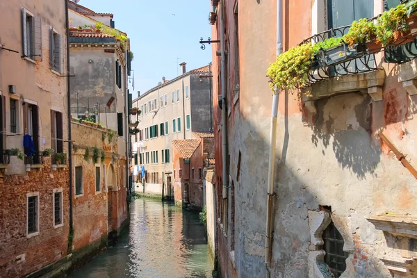 Casa su un canale a Venezia — Foto Stock