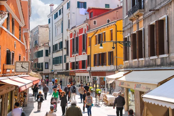 Personas en la calle en Venecia, Italia — Foto de Stock