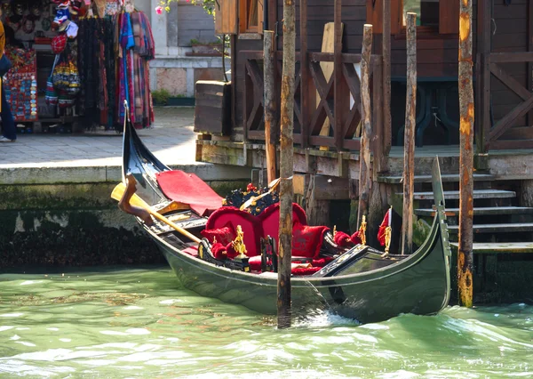 Gondola Serviço no canal em Veneza, Itália — Fotografia de Stock