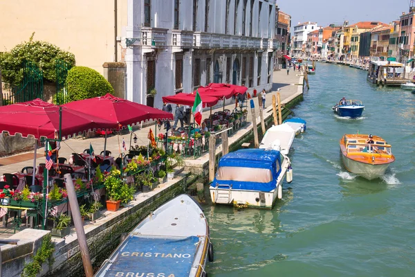Cafés extérieurs sur le canal de Venise, Italie — Photo