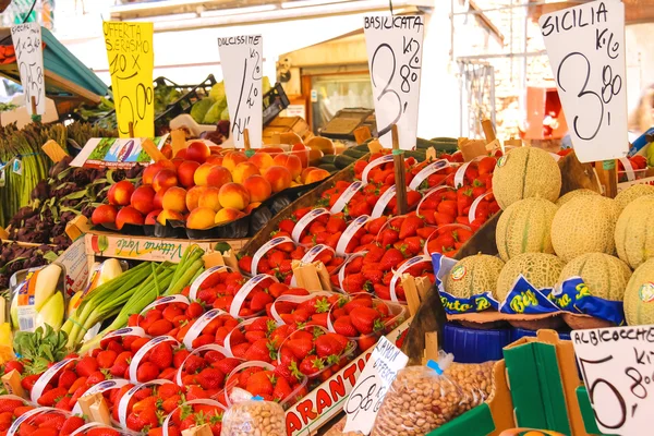 Groenten en fruit op de markt van Venetië, Italië — Stockfoto