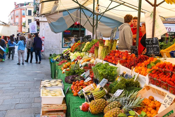 Människor nära en räknare med grönsaker på en marknad i Venedig, ita — Stockfoto