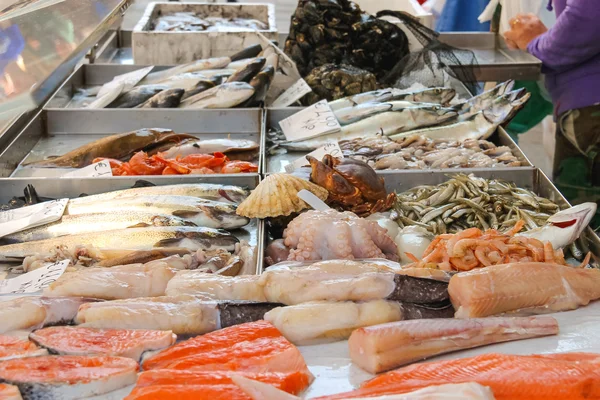 Sales of fresh fish on the market — Stock Photo, Image