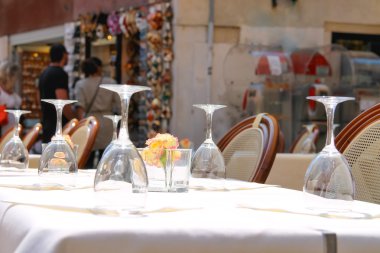 Venedik, İtalya açık bir kafede gözlük tablosu servis