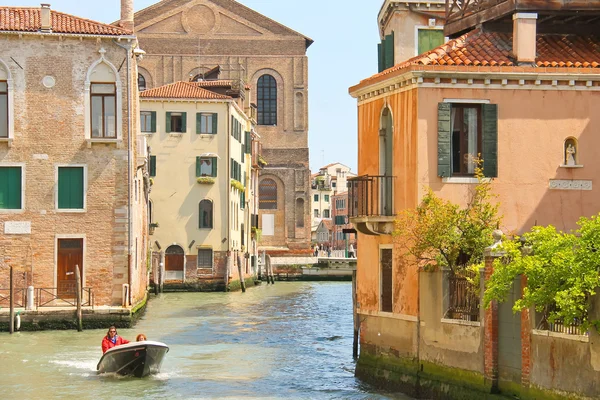 在威尼斯，意大利船通过通道前进的人 — 图库照片