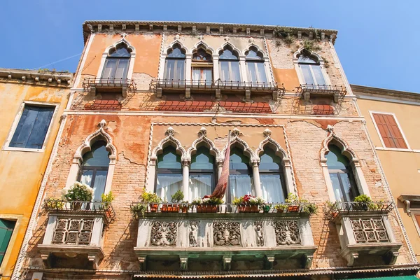 Schilderachtige Italiaanse huis met bloemen op de balkons — Stockfoto