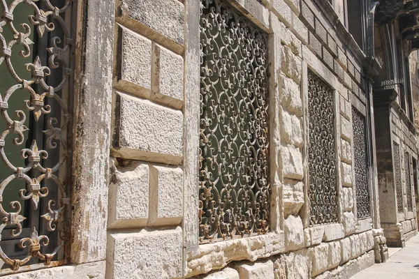 Grades de metal nas janelas das casas antigas em Veneza, Itália — Fotografia de Stock