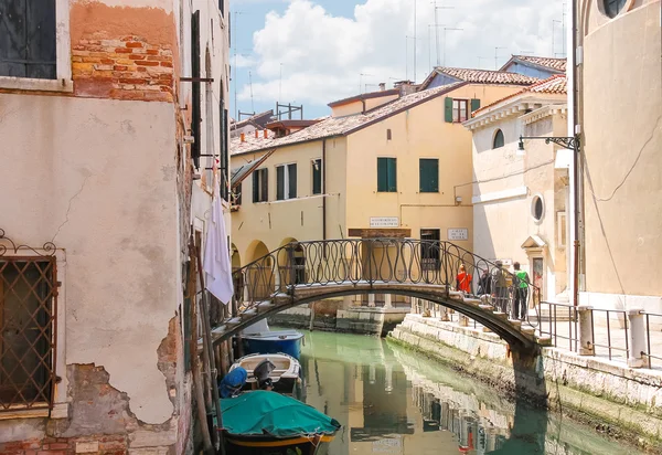Живописный мост через узкий канал в Венеции, Италия — стоковое фото