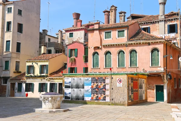 イタリア、ベニスの通りのいずれにも美しい — ストック写真