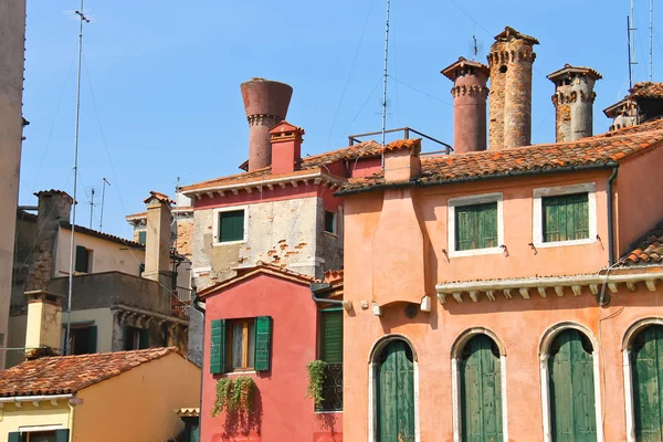 Gevels van huizen op een straat in Venetië, Italië — Stockfoto