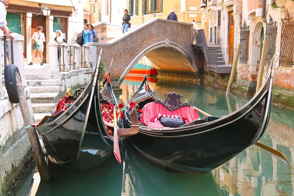 Gondol-tjänsten på kanalen i Venedig, Italien — Stockfoto