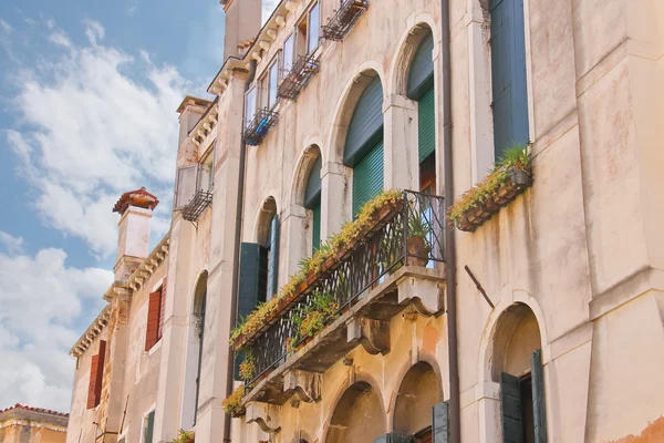 Pintoresca casa italiana con flores en los balcones —  Fotos de Stock
