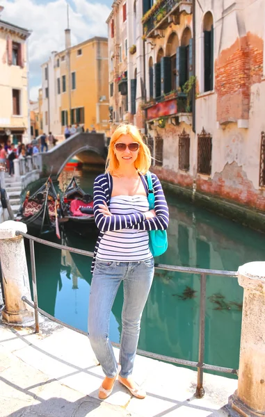 Attractive girl on the waterfront of a narrow canal in Venice, I — Stock Photo, Image