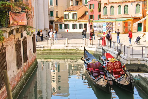 Gondola Service on the canal in Venice, Italy — Stock Photo, Image