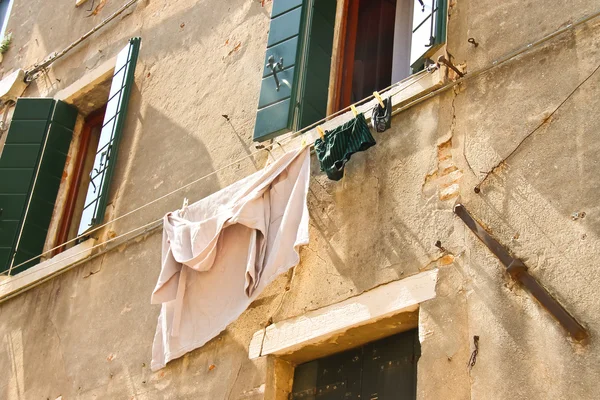 Wäsche auf Wäscheleine zum Trocknen außerhalb des italienischen Hauses — Stockfoto