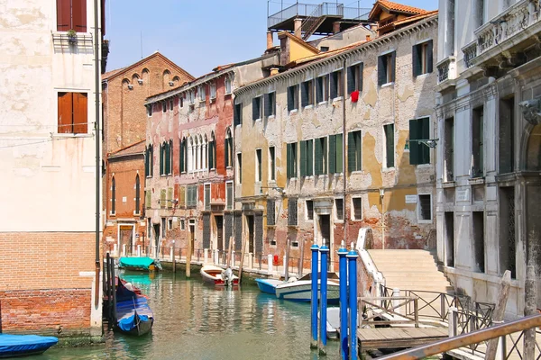 Casas y barcos en uno de los canales en Venecia, Italia — Foto de Stock