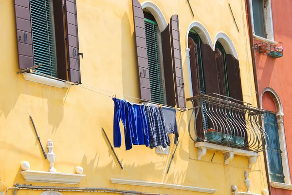 イタリアの家の外乾燥洗濯物下着 — ストック写真