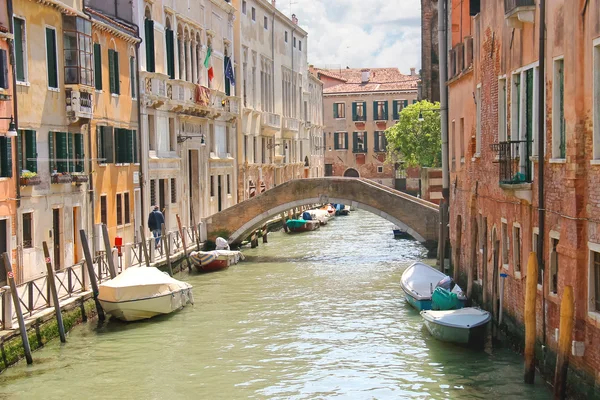 Casas y barcos en uno de los canales en Venecia, Italia — Foto de Stock