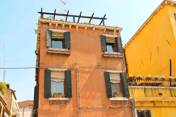 Malerisches italienisches Haus mit Blumen auf der Terrasse — Stockfoto