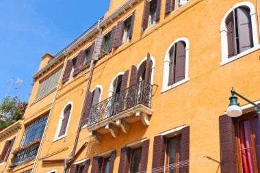 balkon çiçekleri ile pitoresk İtalyan ev