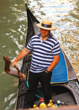 gondolcu içinde bir gondol Venedik, İtalya kanal üzerinde yelken