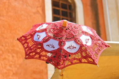 Kadınlar counter sokak satıcıları, souveni üzerinde dantelli şemsiye