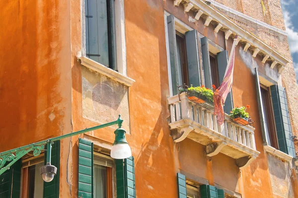 Lantern on a facade of picturesque houses in Venice, Italy — Stock Photo, Image