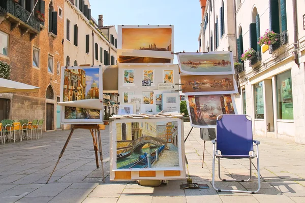 Ekipman ve çizimler sokak sanatçısı Venedik, İtalya — Stok fotoğraf