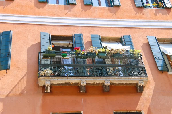 Pittoresco balcone con fiori in una vecchia casa italiana — Foto Stock
