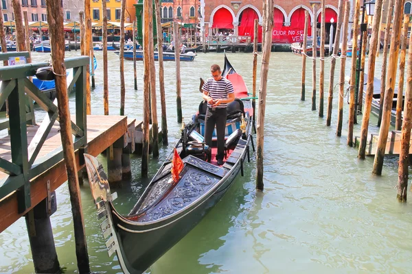 Gondolier em uma gôndola no Grande Canal em Veneza, Itália — Fotografia de Stock