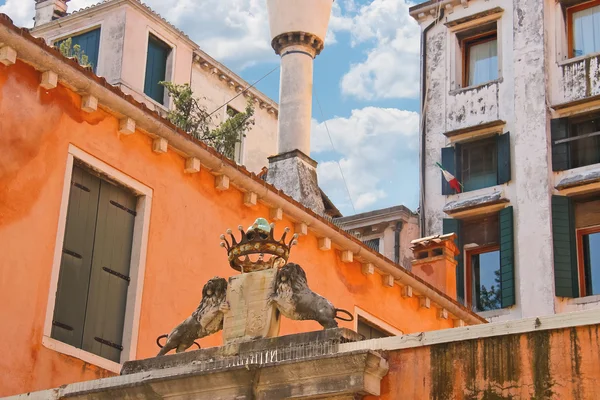 Bayrak ve taç bir bina Venedik, İtalya — Stok fotoğraf