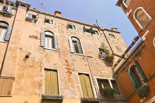 Προσόψεις των σπιτιών σε έναν δρόμο στη Βενετία, Ιταλία — Φωτογραφία Αρχείου