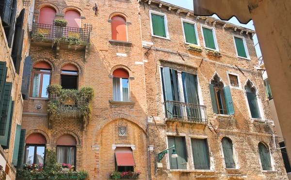 バルコニーで花の絵のようなイタリアの家 — ストック写真