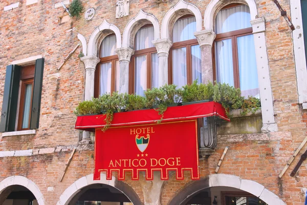 Façade de l'hôtel "Antico Doge" à Venise, Italie — Photo