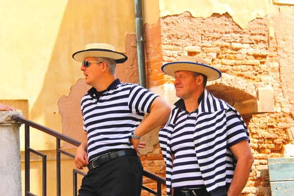 Two gondolier on the docks awaiting tourists in Venice, Italy — Stock Photo, Image