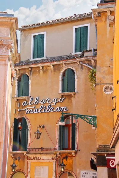 Hotel and restaurant Albergo Malibran in Venice, Italy — Stock Photo, Image