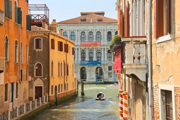 Ludzie przejść przez kanał na łodzi w Wenecja, Włochy — Zdjęcie stockowe