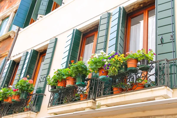 Casa italiana pitoresca com flores nas varandas — Fotografia de Stock