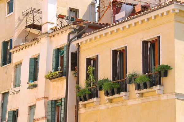 Malerisches italienisches Haus mit Blumen auf dem Balkon — Stockfoto