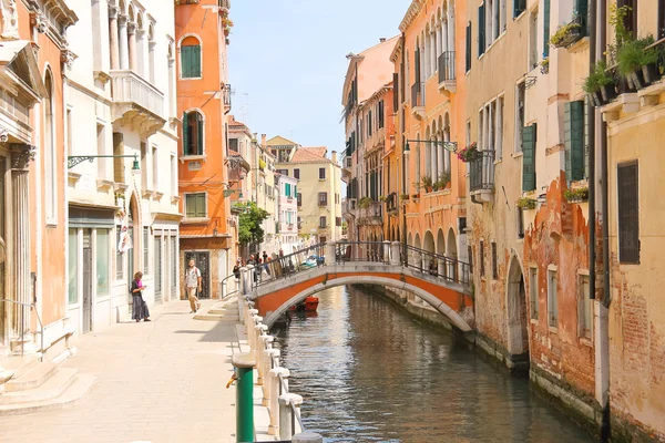Gente cerca de pintoresco puente sobre un estrecho canal en Venecia, Es —  Fotos de Stock