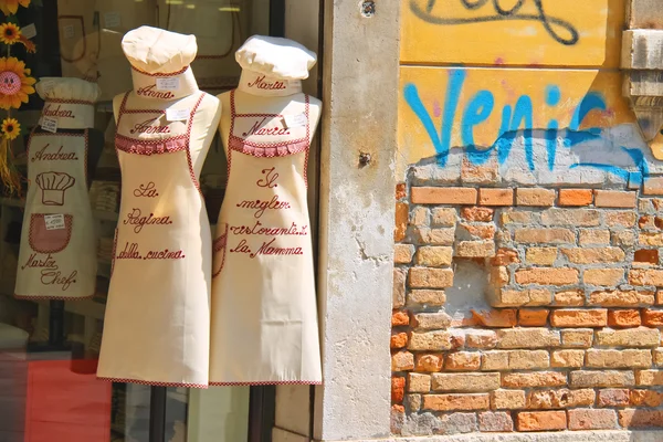 Venta de ropa de cocina de recuerdo en Venecia, Italia — Foto de Stock