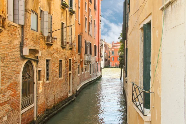 Casa en un canal estrecho en Venecia, Italia — Foto de Stock