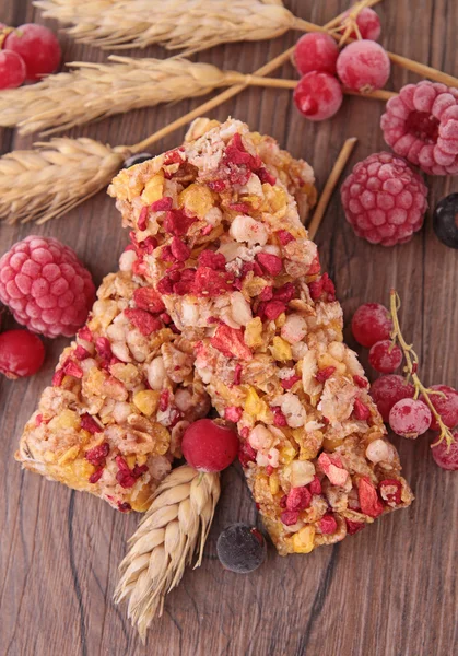 Granola bar with berries — Stock Photo, Image