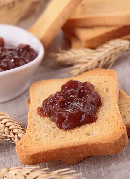 Zwieback mit Marmelade — Stockfoto