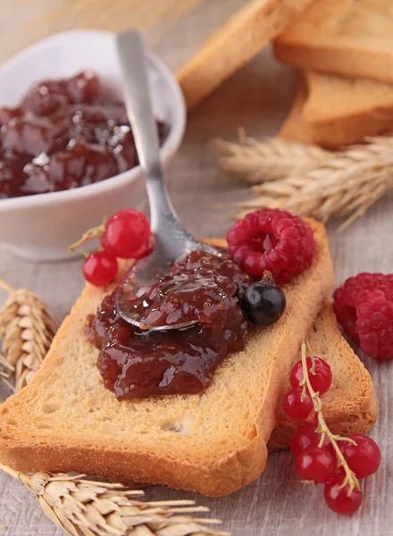 Zwieback mit Marmelade — Stockfoto