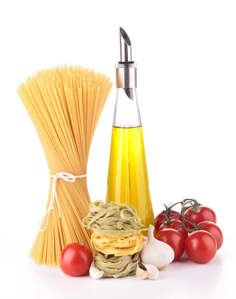 橄榄油与意大利面条和番茄 — 图库照片