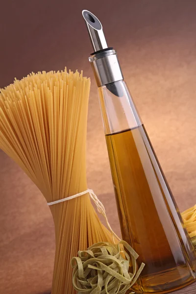 Flaska olja olivolja och ingrediens — Stockfoto