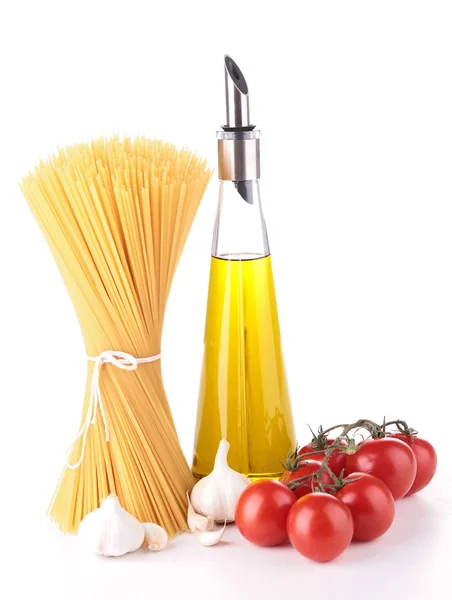Flaska olivolja och spaghetti — Stockfoto