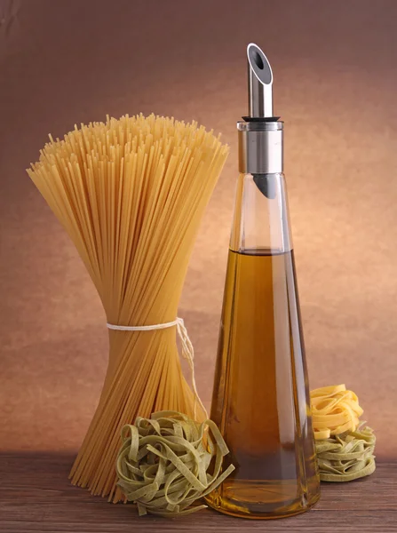 Pastaprodukter och olivolja — Stockfoto