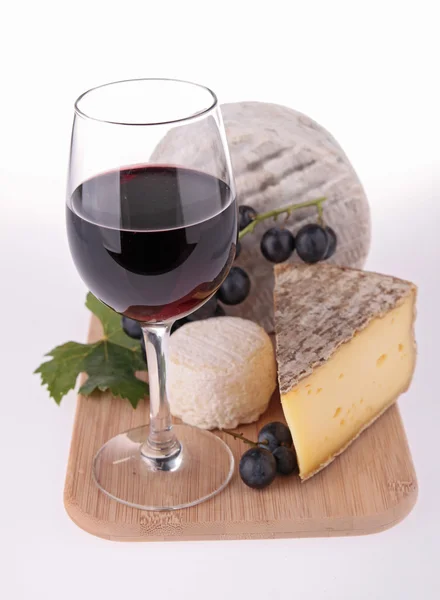 Vin rouge et fromage à bord — Photo